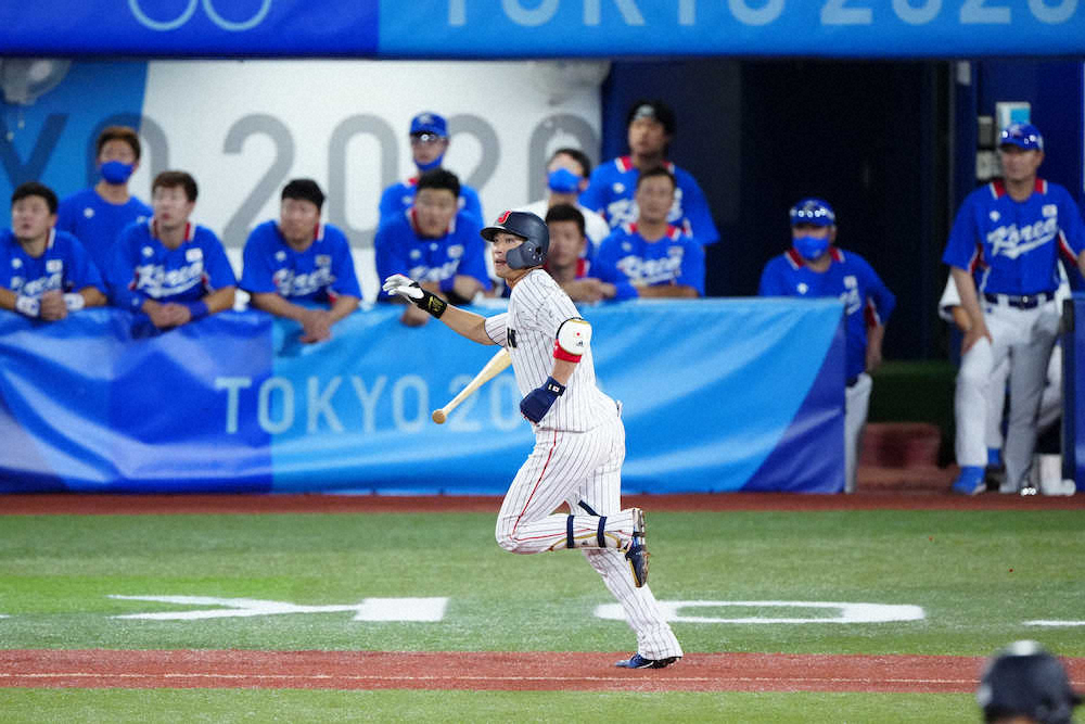 ＜野球　日本・韓国＞8回2死満塁、山田は適時二塁打を放つ（撮影・小海途　良幹）