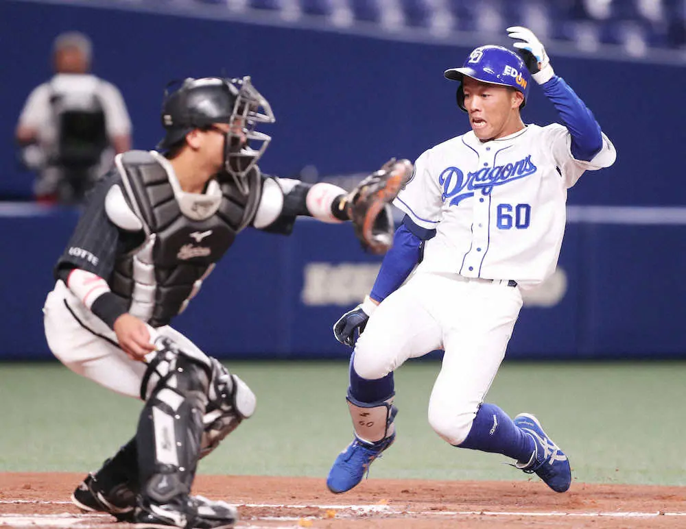 【画像・写真】中日・岡林がランニング本塁打　右翼が打球処理もたつく間に生還　1軍合流後の初安打で