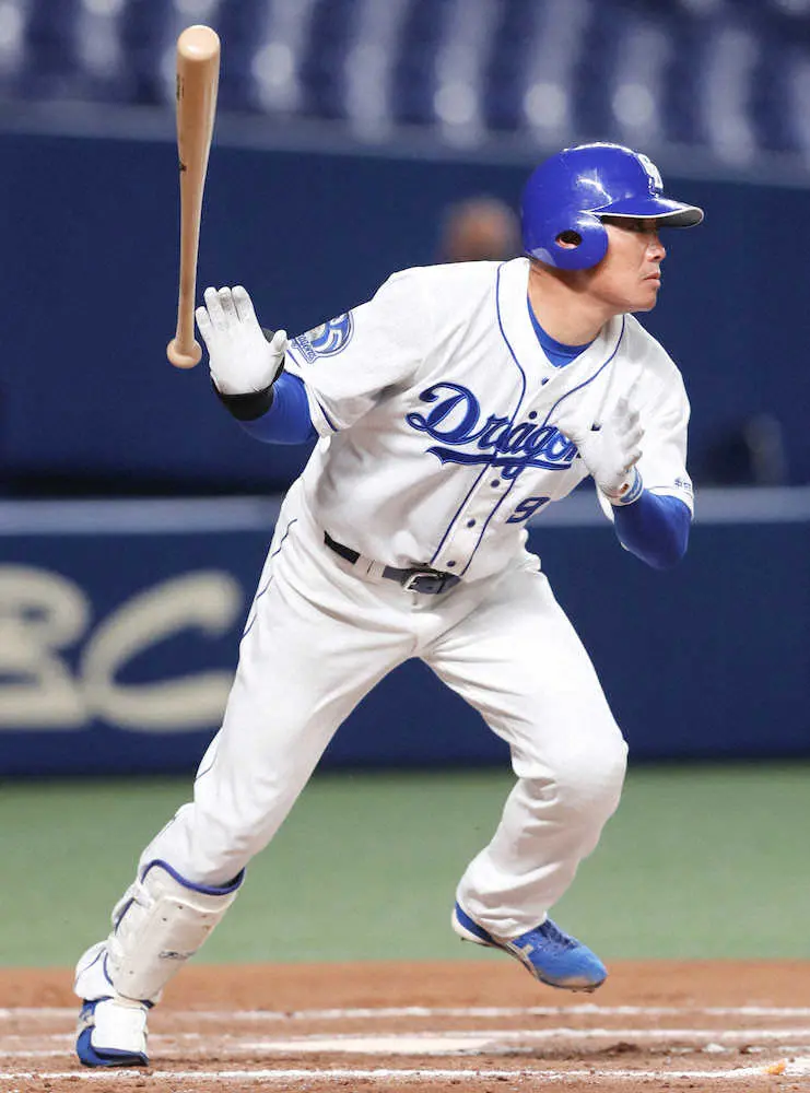 【画像・写真】Wコウスケが競演！中日・伊藤が右前打で出塁し、福留の適時二塁打で生還