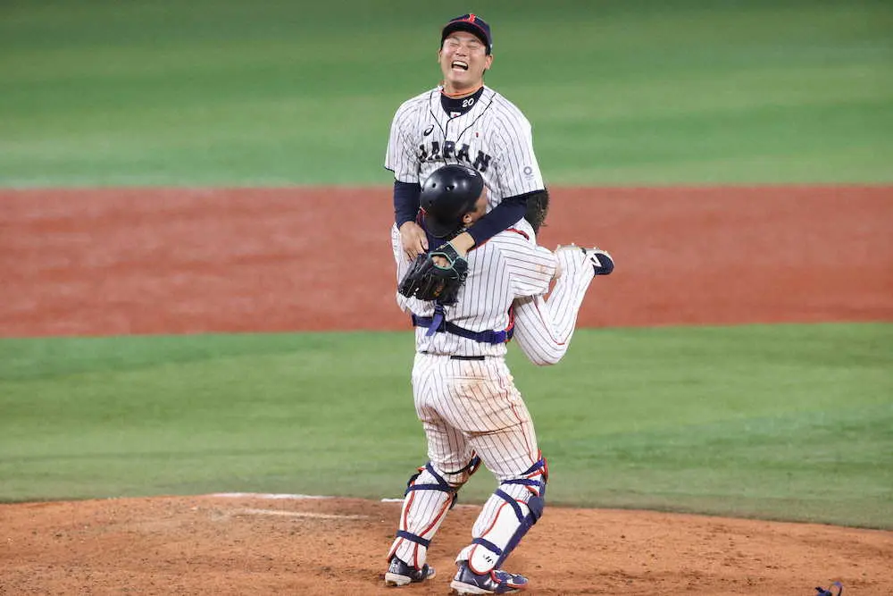 【画像・写真】侍の要・甲斐　無失点リレーで金メダル「は～、よかったですね」　重圧から解放されホッと一安心