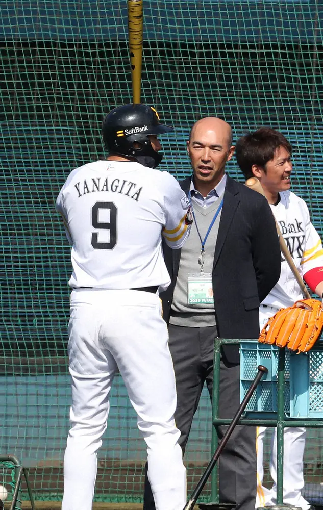 ソフトバンクの練習を視察し、柳田（左）と話をする野球評論家の和田一浩氏（中）