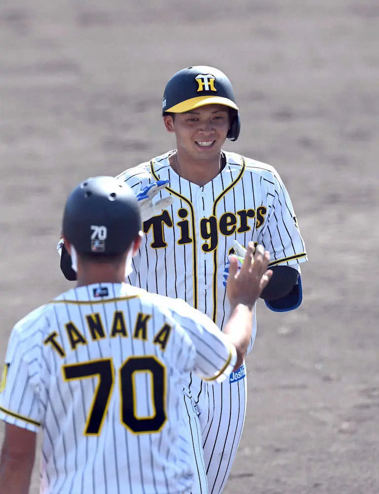9回2死一塁、阪神・井上はサヨナラ二塁打を放ち笑顔でベンチに戻る
