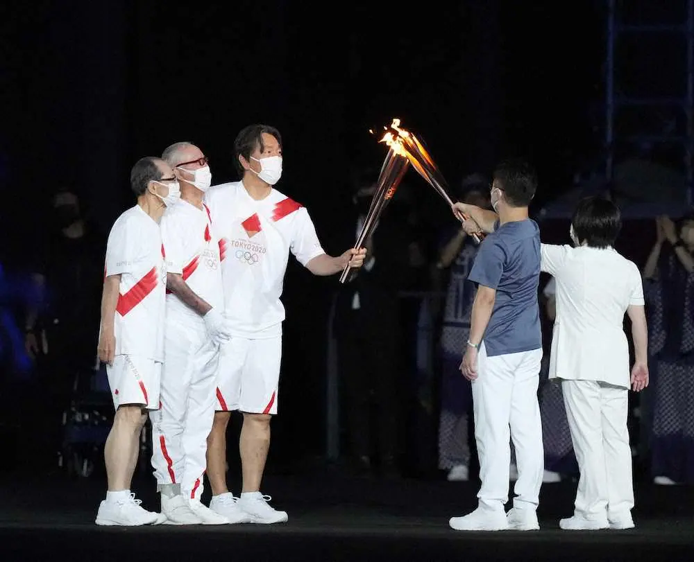 東京五輪開会式　聖火のトーチキスを行う（左端から）王貞治さん、長嶋茂雄さん、松井秀喜さん
