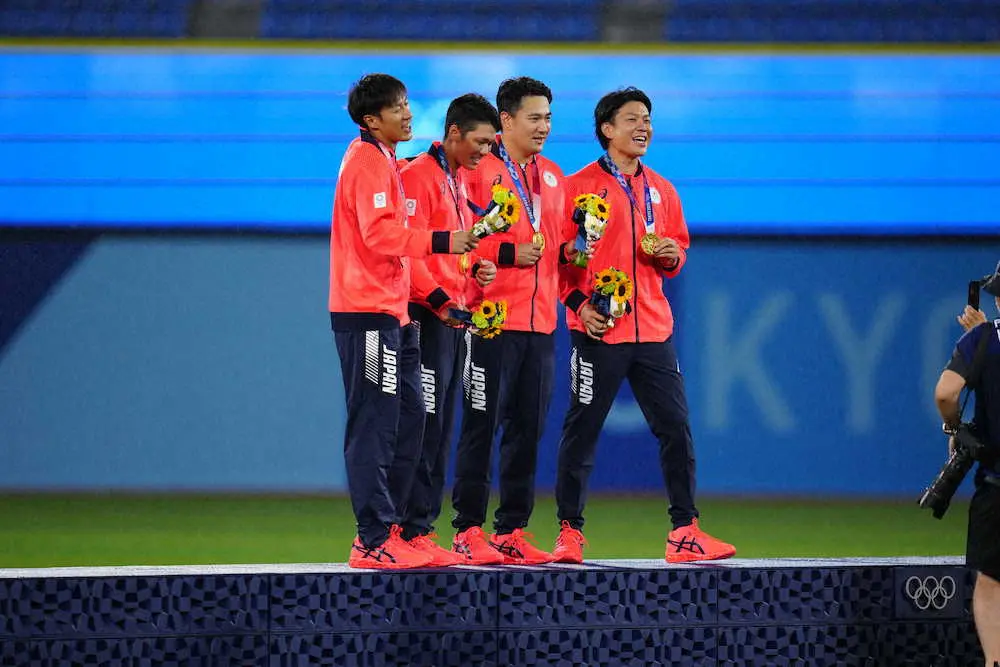 ＜日本・米国＞金メダルを持つ1988年生まれの4人（左から）柳田、坂本、田中将、大野（撮影・小海途　良幹）