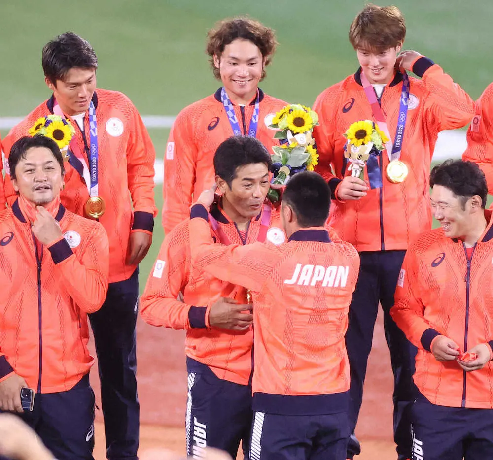 【画像・写真】決勝戦後に稲葉監督の首にメダル　菊池が思い語る「監督にかけてあげたい」