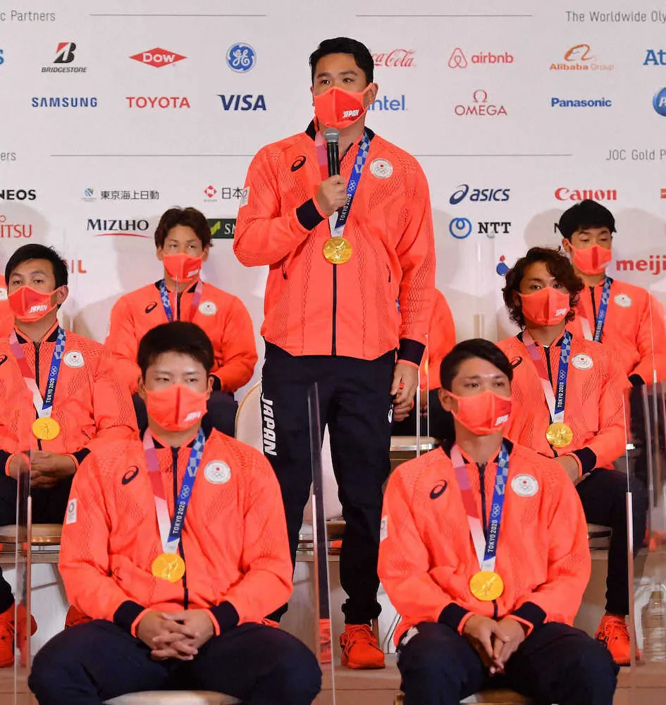 金メダルを胸にあいさつする野球日本代表・田中将大（中央）