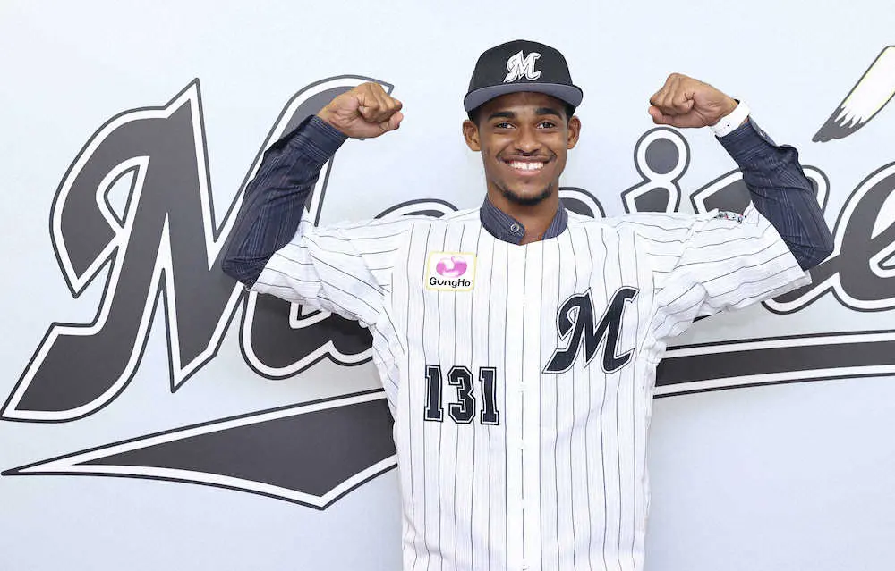 【画像・写真】ロッテ、ロメロ＆育成ペラルタ入団会見　昨季まで元中日ロメロ「また、日本に来たかった」