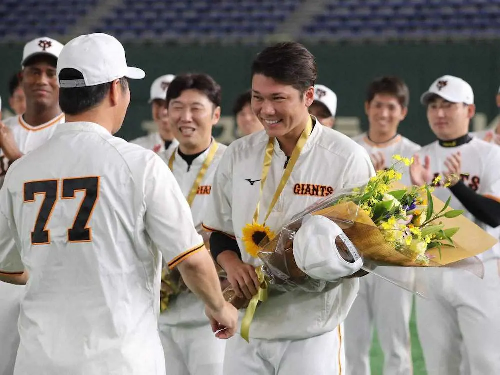 【画像・写真】金メダル獲得の巨人・坂本がチーム合流　気持ち新たに「優勝に向けて頑張る」