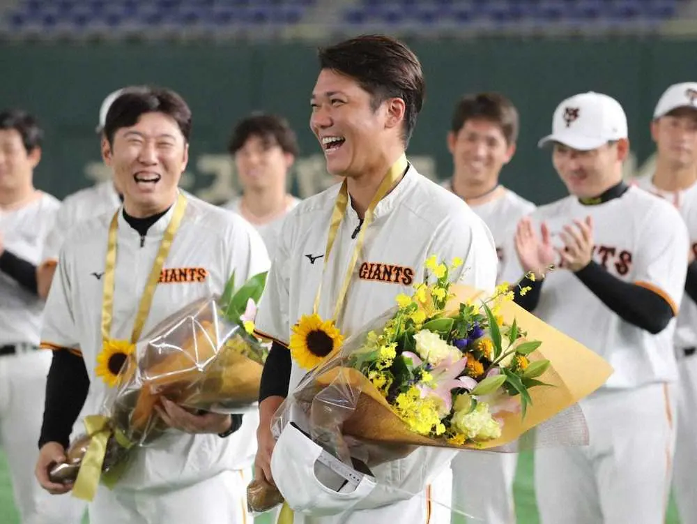 東京五輪での金メダルを祝して、花束を贈られた巨人・坂本（球団提供）