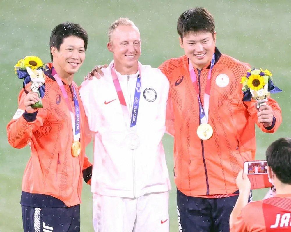 東京五輪決勝戦後、記念撮影をする（左から）山田哲人、マクガフ、村上宗隆（撮影・北條　貴史）