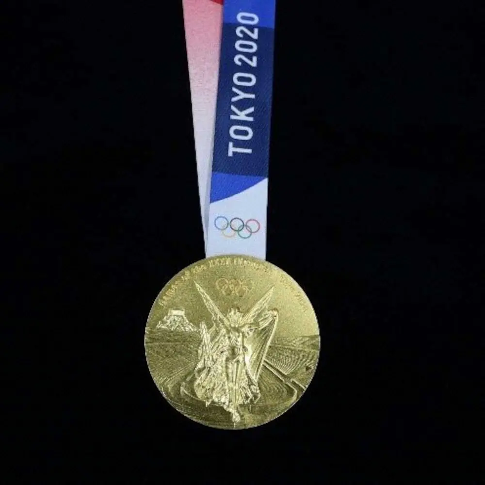 展示される東京五輪の金メダル（提供・野球殿堂博物館）