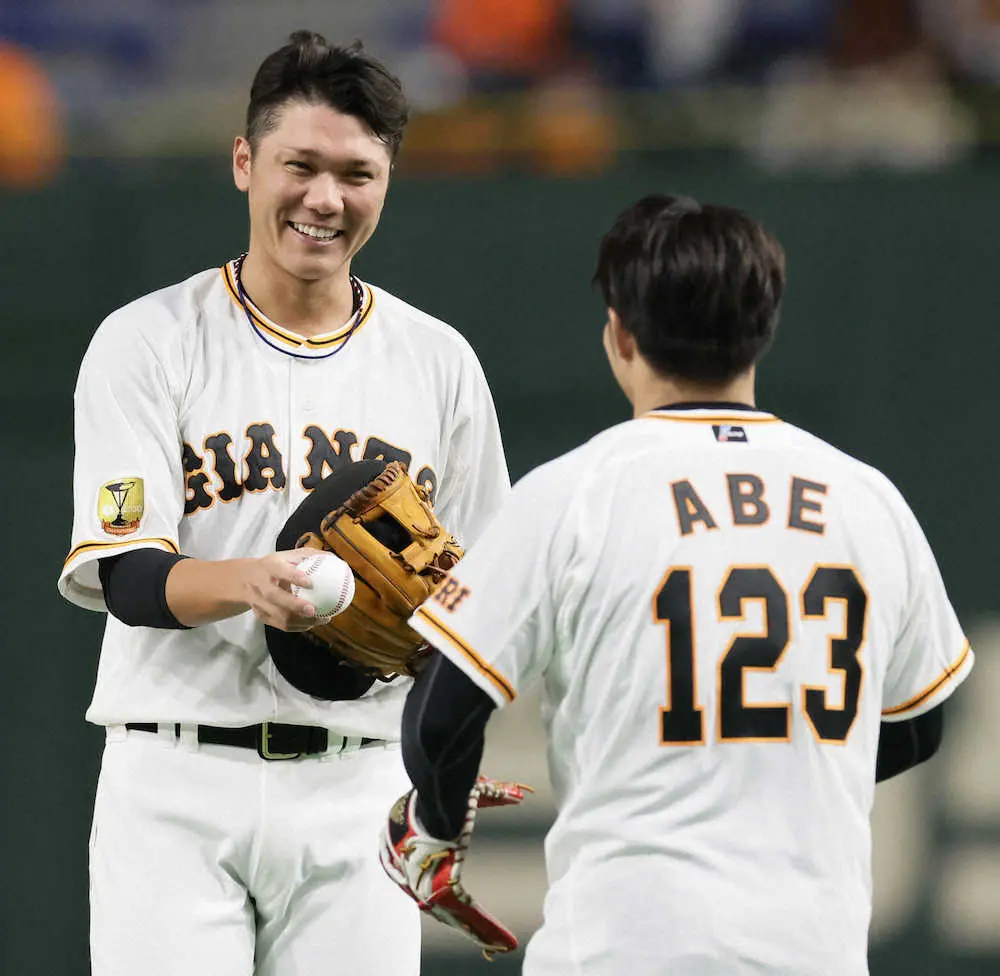 【画像・写真】柔道金の阿部一二三がノーバウンド始球式　同じく金メダリストの坂本勇人からボールを受け取り快投