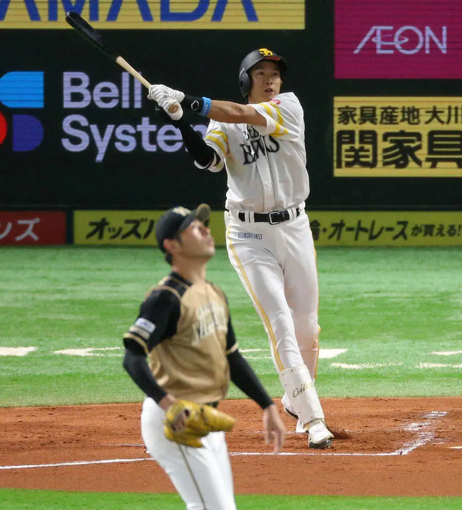 【画像・写真】ソフトバンク・柳田、もん絶からの23号先制2ラン　右ひざの打球直撃でヒヤリ
