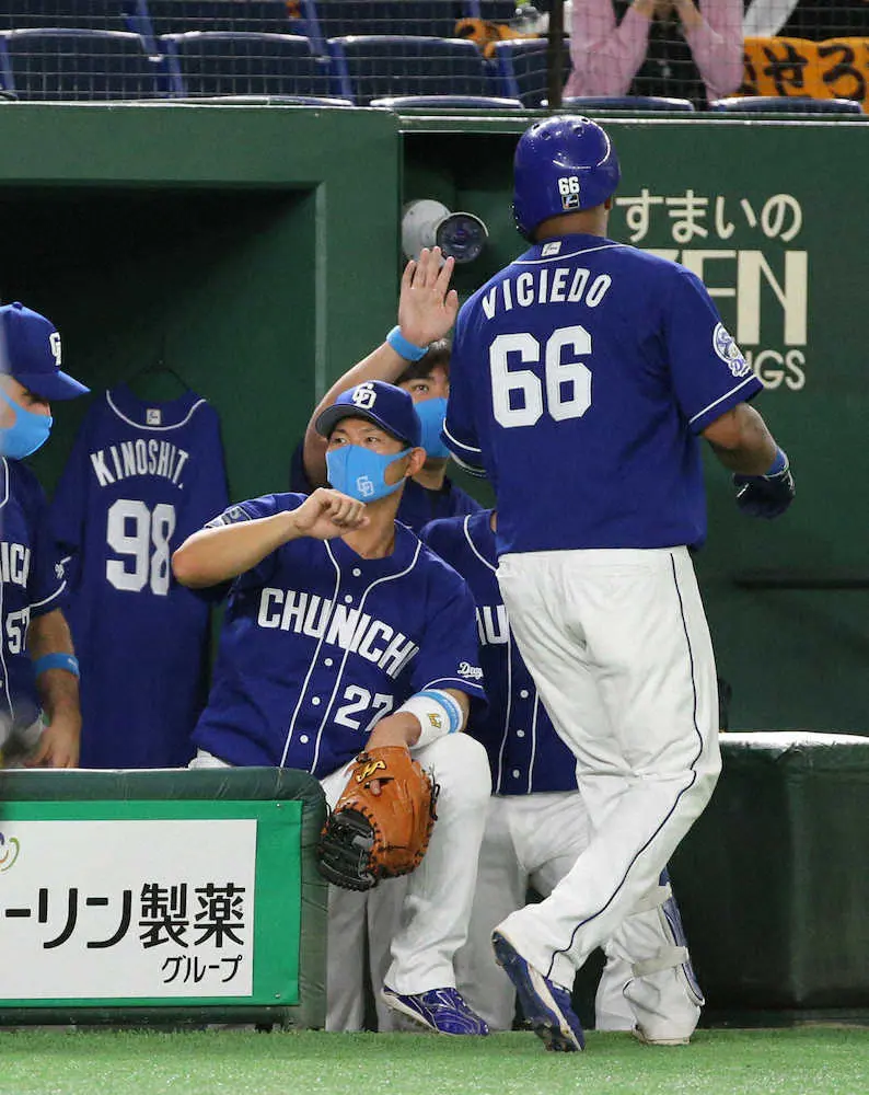 巨 中 15 7回無死一塁 中日 ビシエドは逆転2ランを放ち ナインの出迎えを受ける ベンチには3日に亡くなった木下雄介さんのユニホームが掲げられている 撮影 森沢裕 スポニチ Sponichi Annex 野球