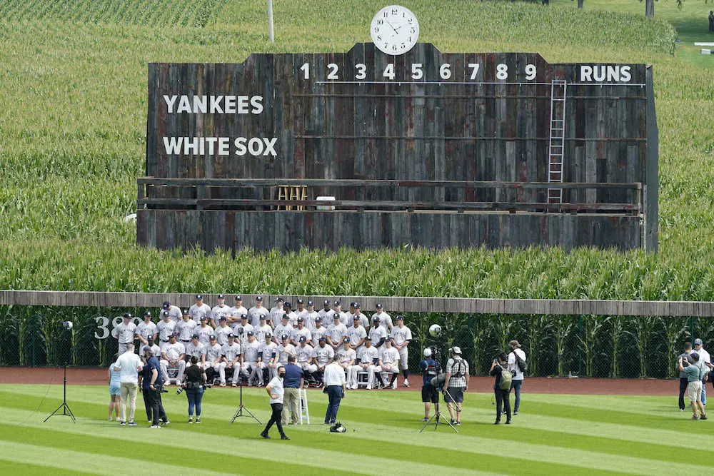 米アイオワ州ダイアーズビルの特設球場で記念撮影をするホワイトソックスとヤンキースの選手たち（AP)