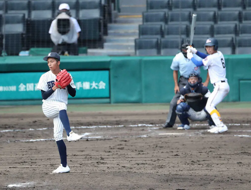 【画像・写真】＜明徳義塾・県岐阜商＞一度センター方向を向いて投げ込む明徳義塾・吉村（左）（撮影・成瀬　徹）