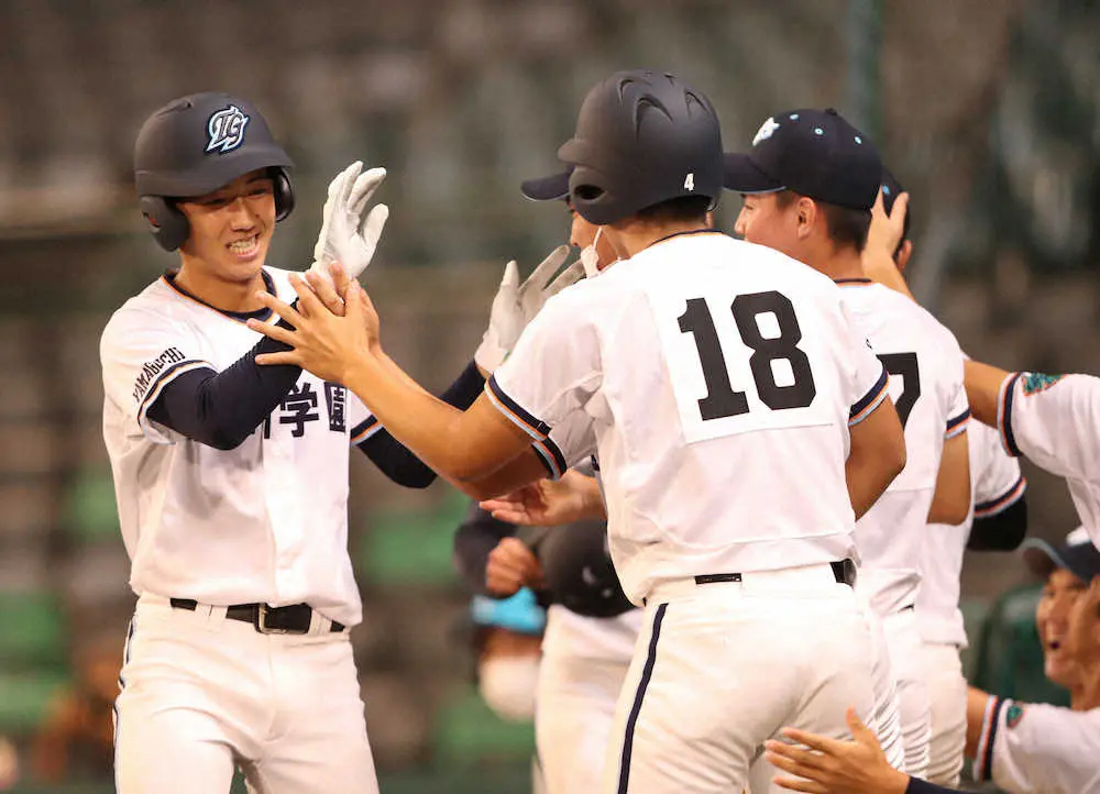 【画像・写真】＜高川学園・小松大谷＞　4回1死二塁、高川学園・立石（左）は2ラン本塁打を放つ　（撮影・平嶋　理子）　