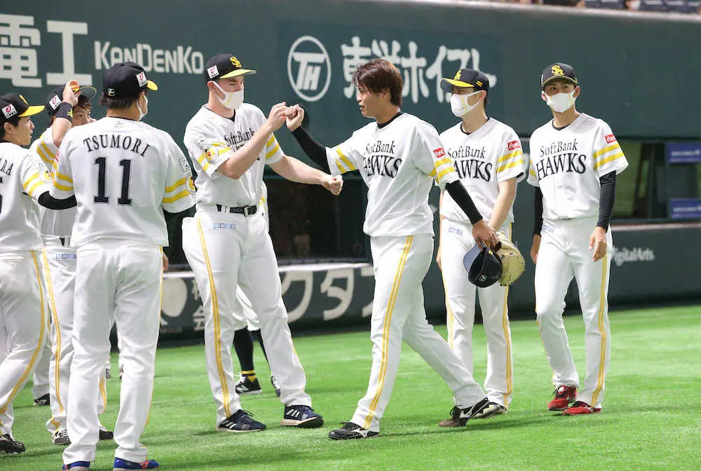 【画像・写真】＜ソ・日17＞9回を投げ終えた甲斐野（手前）は（右から）板東、松本、1人おいてスチュワート、津森ら投手陣の出迎えを受ける（撮影・岡田　丈靖）