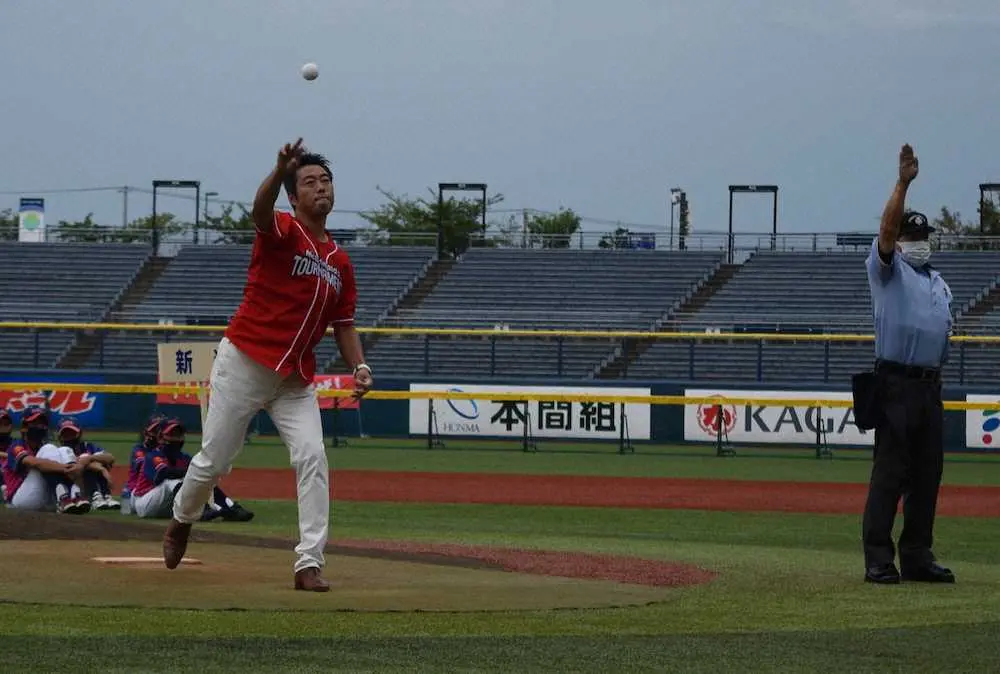 【画像・写真】始球式に元メジャーリーガー上原浩治氏登場で球児興奮　全日本学童軟式野球