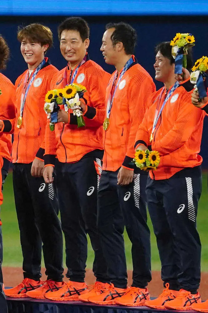 東京五輪の表彰台で笑顔を見せる岩崎（左から2人目）と甲斐（右）（撮影・会津　智海）