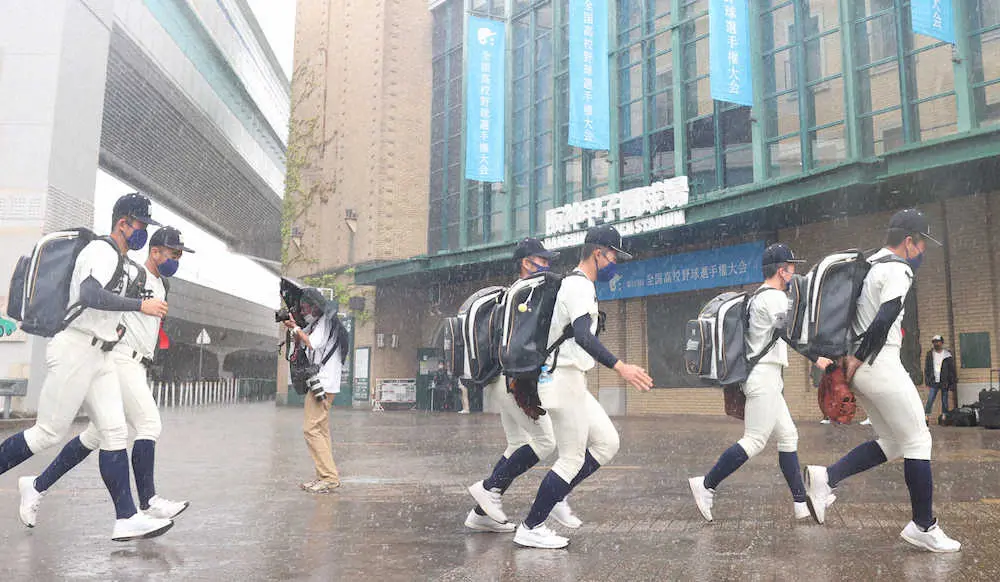 大雨の中、室内練習場に向かう西日本短大付ナイン（撮影・北條　貴史）
