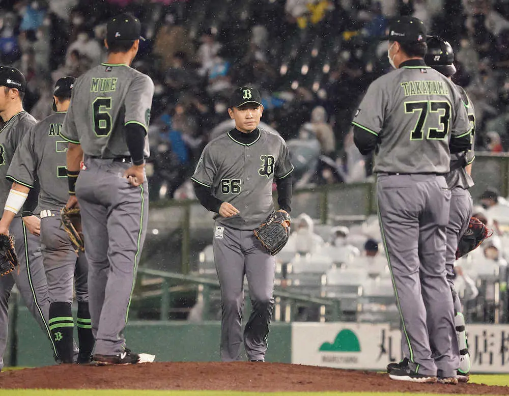 【画像・写真】＜オ・日＞5回、ピンチの場面でマウンドに登る吉田凌（撮影・井垣　忠夫）