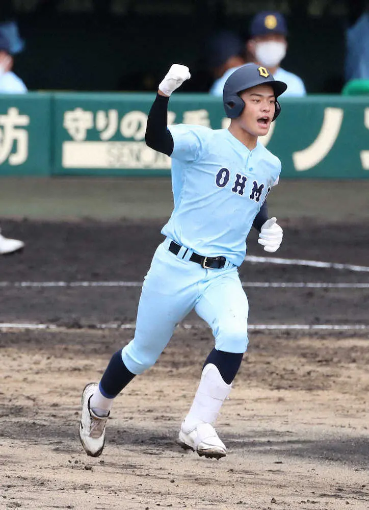 【画像・写真】＜近江・日大東北＞3回2死左越えに先制本塁打を放った近江・井口。この後、ノーゲームとなり、幻の本塁打となった（撮影・成瀬　徹）