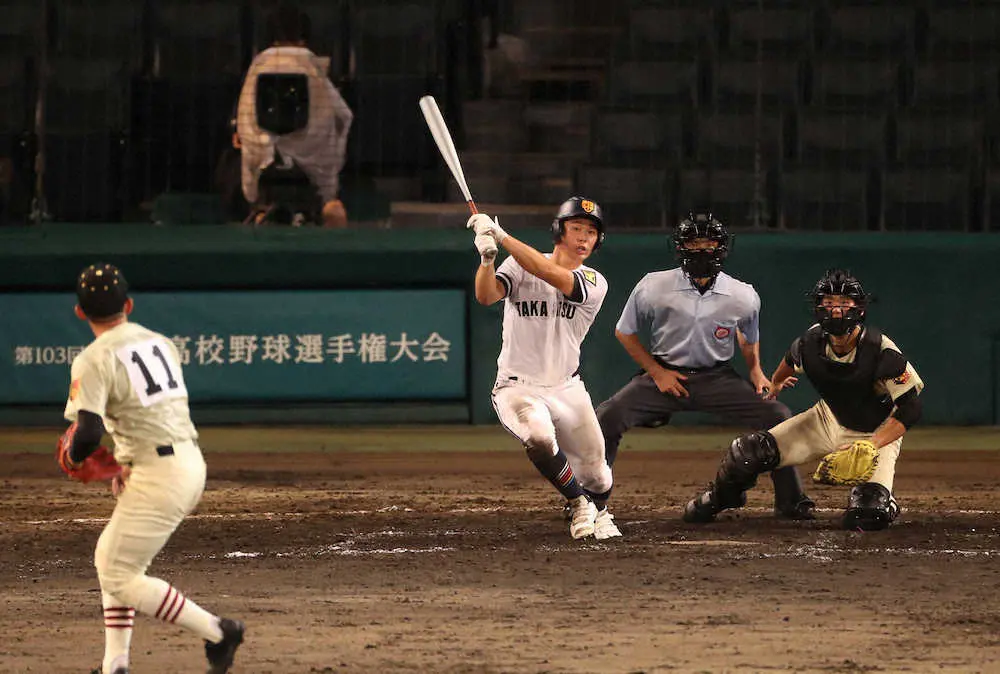 【画像・写真】＜高松商・作新学院＞　8回2死満塁、高松商・藤井は勝ち越しの走者一掃適時三塁打を放つ　（撮影・平嶋　理子）　