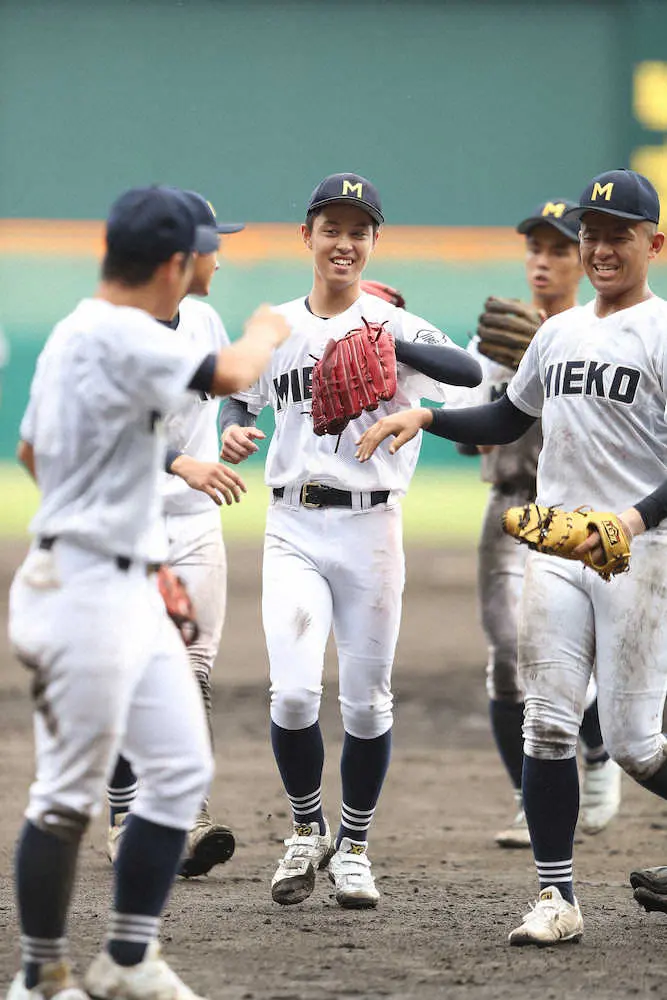 【画像・写真】三重　沖田監督　地方大会は継投策も聖地ではエースが完封　「いけるところまでと。粘り強く投げた」