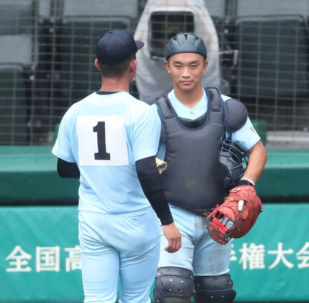 【画像・写真】＜7日目　第1試合　日大東北・近江＞勝利し近江・岩佐（1）と握手する島滝　（撮影・奥　調）