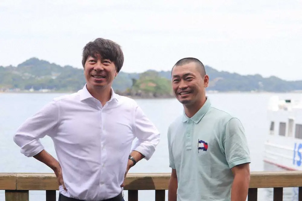 フェリーで松山観光港から広島港に移動したヤクルト・高津監督（左）と青木