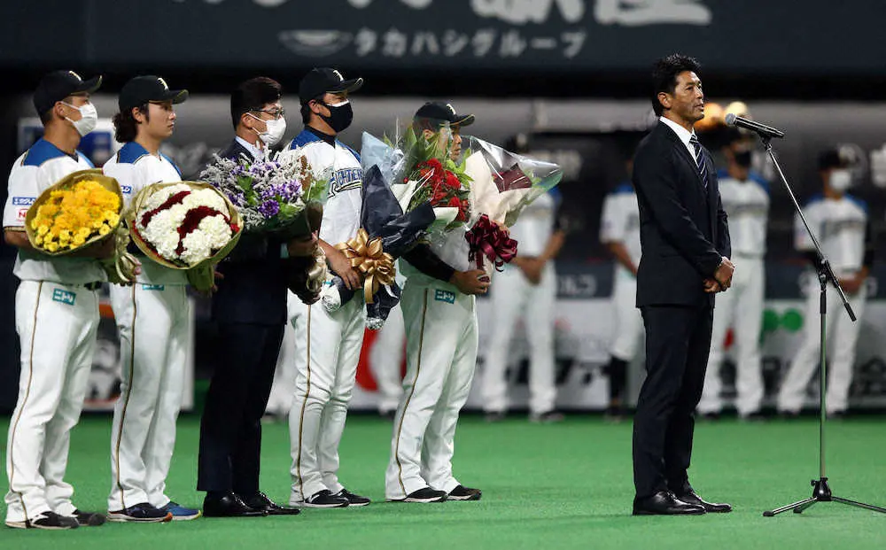 【画像・写真】侍J稲葉監督　日本ハム―楽天戦前に凱旋セレモニーで金メダル獲得報告「全員の力で勝ち取った金メダル」