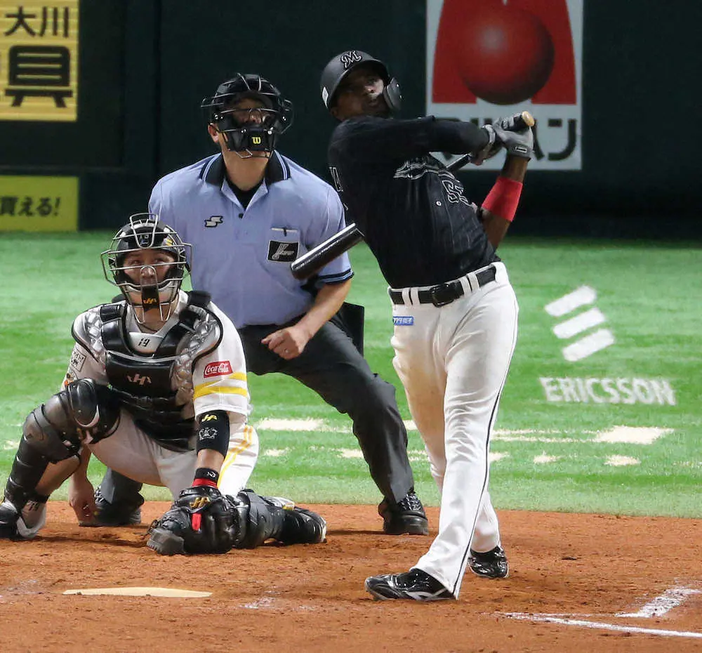【画像・写真】ソフトB撃破でロッテ3位浮上!エチェバリア　9回決勝3ランに笑顔の一礼「本当にうれしい」