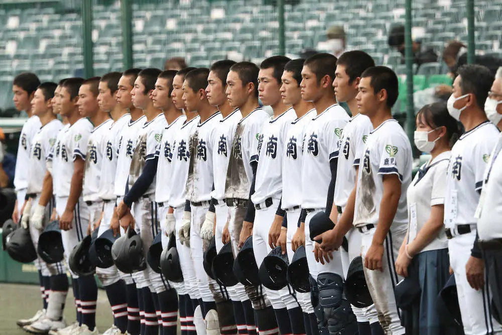 【画像・写真】＜樟南・三重＞試合に敗れ、ガックリの樟南ナイン（撮影・河野　光希）