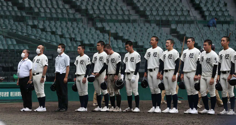 【画像・写真】＜西日本短大付・二松学舎大付＞　試合後、あいさつする西日本短大付ナイン　（撮影・亀井　直樹）