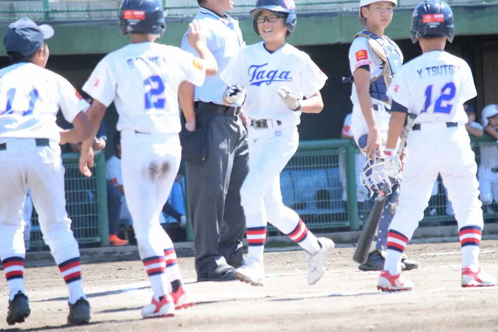 2本目の本塁打を放ち笑顔で生還する多賀少年野球クラブの太田