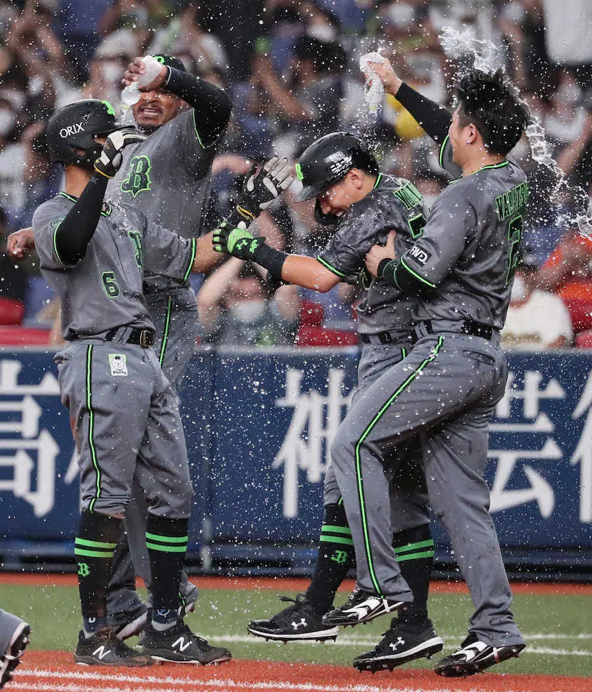 【画像・写真】オリックス・吉田正　さすが金侍!西武守護神・平良から劇的サヨナラ犠飛　