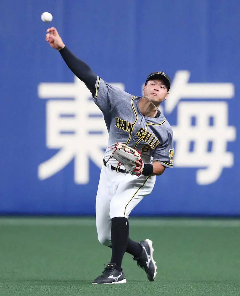 【画像・写真】阪神・佐藤輝　連夜の“強肩発動”俊足・京田を楽々本塁タッチアウト　今季4度目の補殺