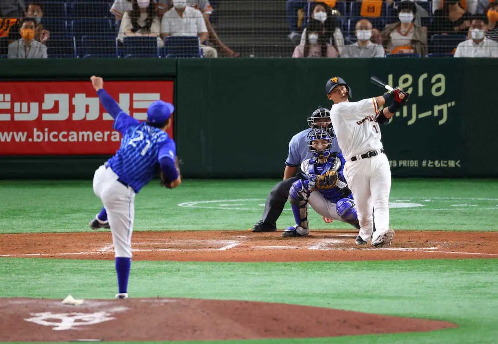 巨 D15 8回の守備に スタンドのファンにお辞儀して就く中田 撮影 久冨木 修 スポニチ Sponichi Annex 野球