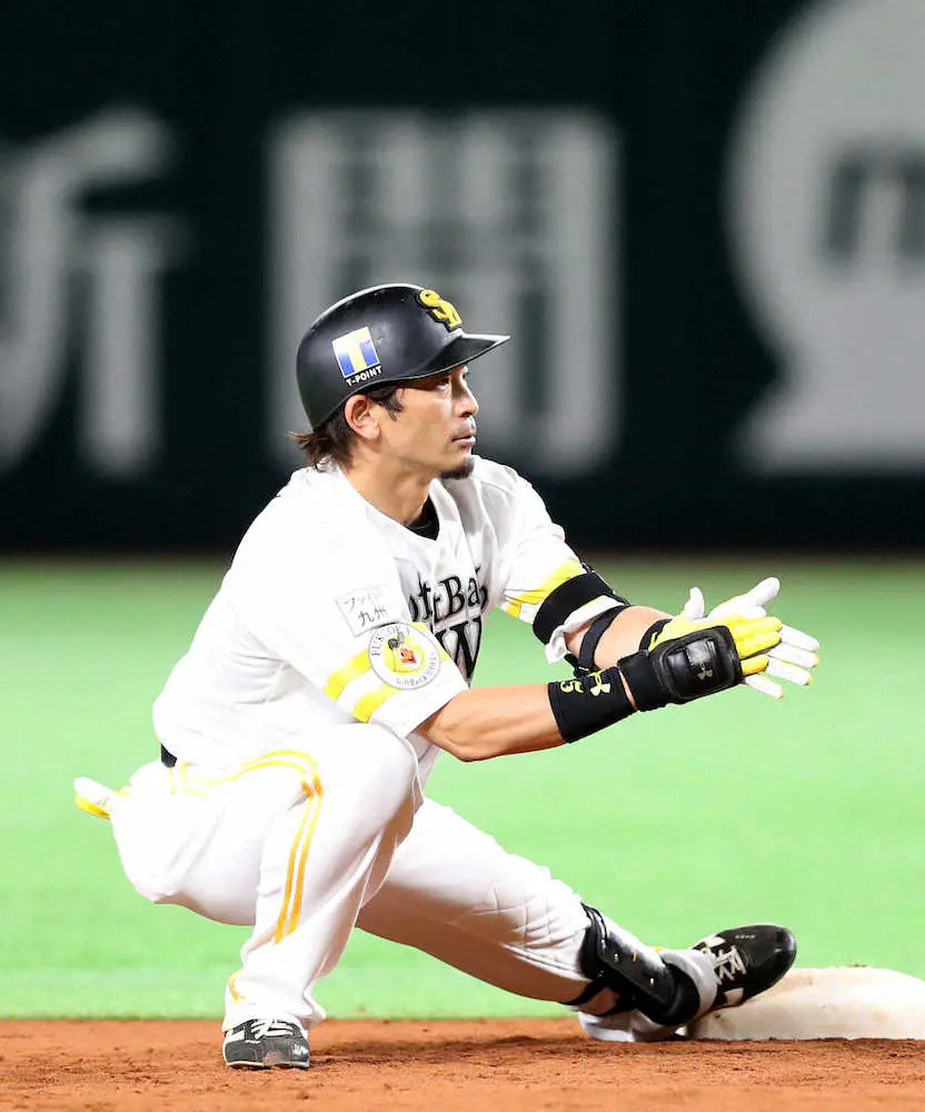 ＜ソ・ロ16＞8回2死一、二塁、左中間に適時二塁打を放った松田は塁上でしゃがみ込んで拍手をする（撮影・中村　達也）