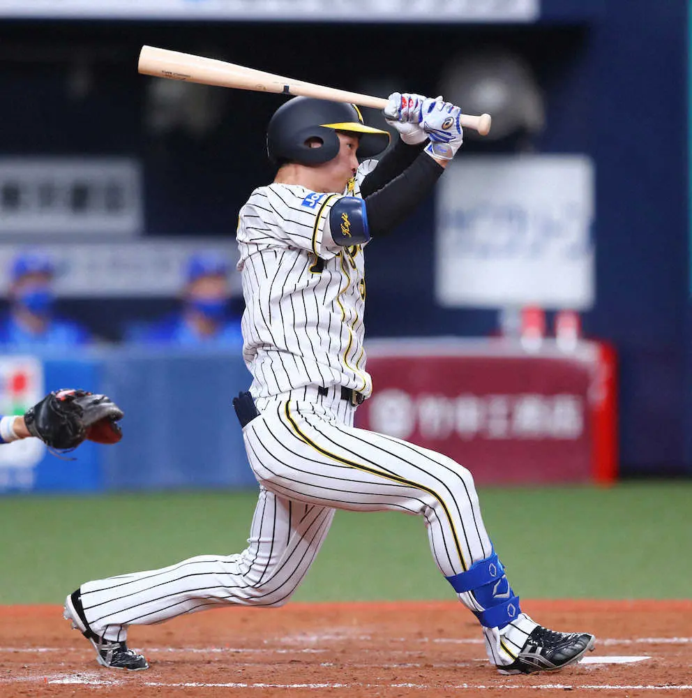 【画像・写真】阪神・近本「会心」の8号ソロ　浜口のチェンジアップを完璧に捉え、右中間スタンドへ運ぶ