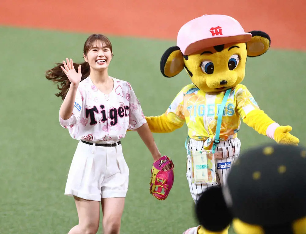 【画像・写真】NMB・渋谷凪咲が阪神―DeNA戦で始球式　ワンバウンド投球に「次は絶対ノーバン始球式を！」