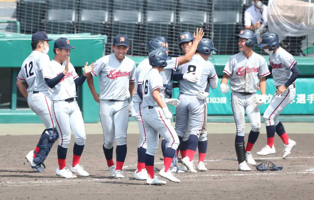 【画像・写真】＜京都国際・敦賀気比＞サヨナラを呼んだ松下（8）を中心に喜ぶ京都国際ナイン（撮影・井垣　忠夫）