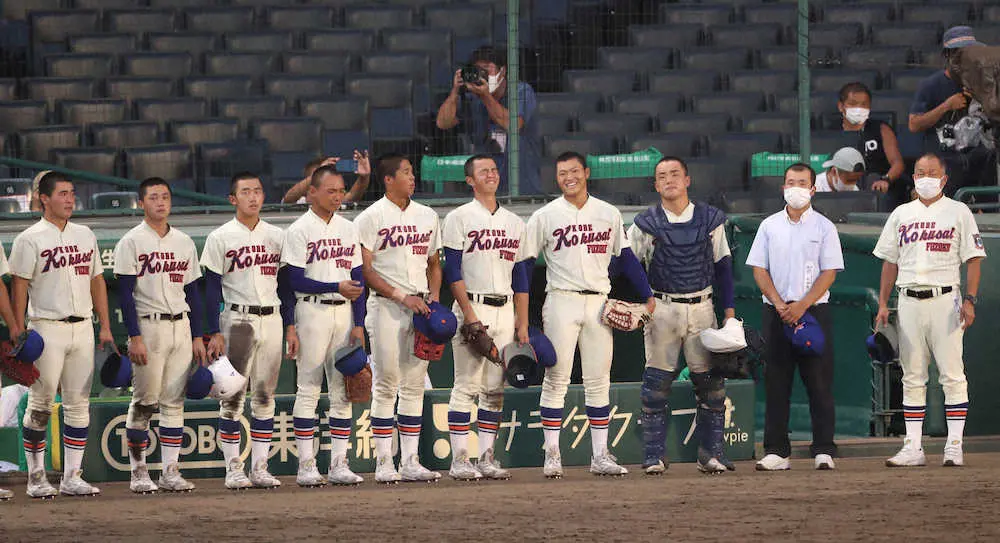 【画像・写真】＜近江・神戸国際大付＞　9回、近江にサヨナラ負けするも、笑顔を見せる神戸国際大付・阪上（右から4人目）　（撮影・平嶋　理子）　