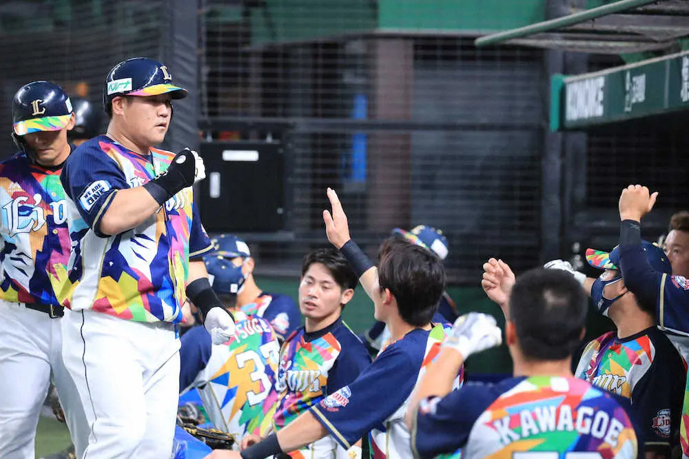 【画像・写真】西武　中村が先制2ラン　一塁走者の栗山は「もっと飛ばさな！全力で走ったわ」