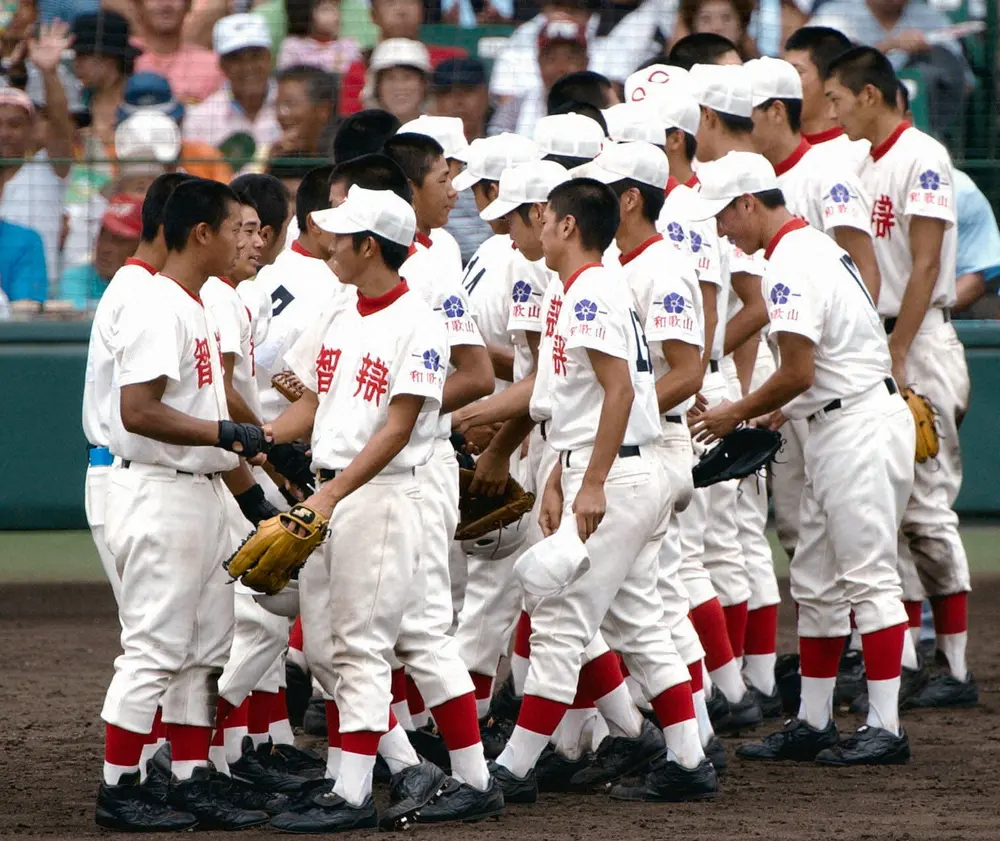 2002年の第84回全国高校野球選手権で、智弁学園対智弁和歌山が実現。試合終了後、健闘をたたえ合う両校ナイン