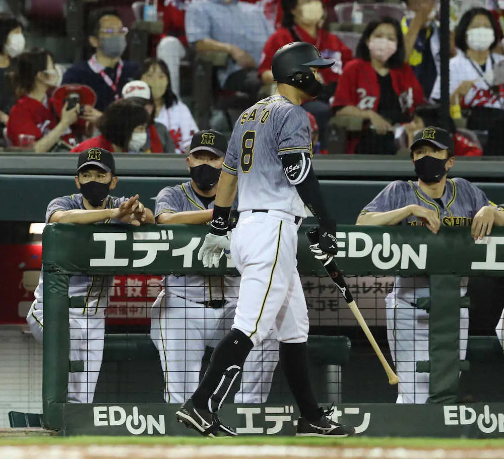 【画像・写真】ついに、この瞬間が…24打席無安打の阪神・佐藤輝に代打が送られる　プロで初めての「屈辱」