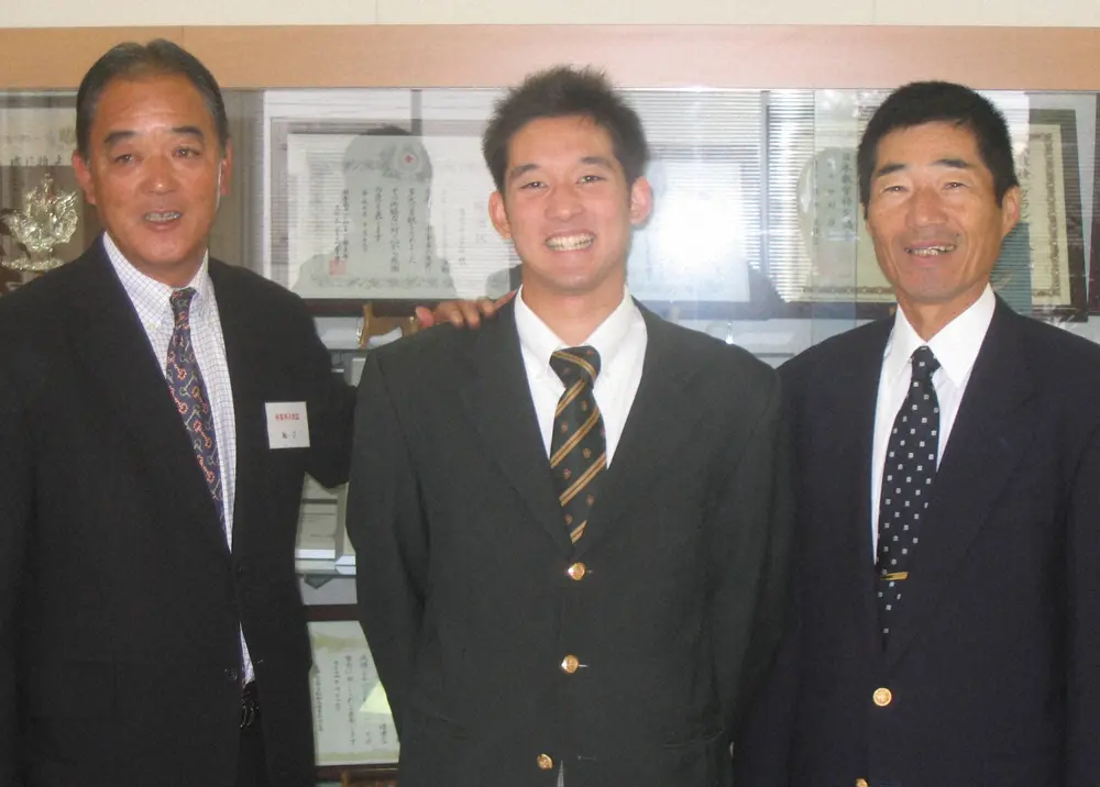 08年11月。指名あいさつに訪れた日ハム・今成泰章スカウト（左）とともに笑顔を見せる日本ハム6巡目指名の帝京・杉谷拳士内野手。右は帝京・前田三夫監督（08年11月撮影）