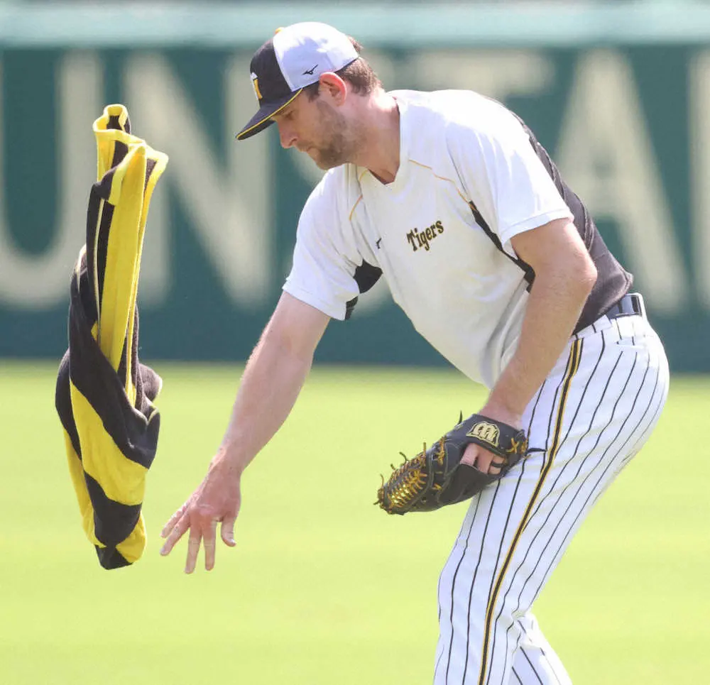 【画像・写真】＜阪神練習＞流れ出る汗が止まらず何度も腕を拭い、タオルを叩きつけるガンケル（撮影・北條　貴史）