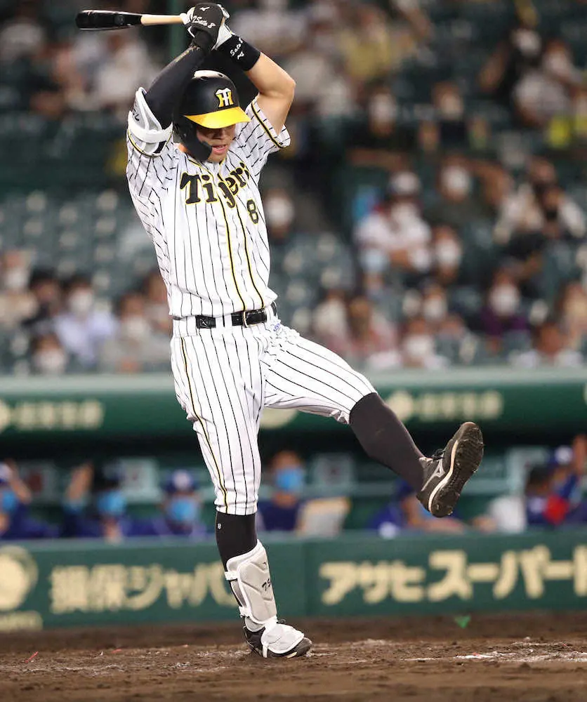 【画像・写真】＜神・中（15）＞　7回2死一、二塁、三振に倒れ、悔しがる佐藤輝（撮影・平嶋　理子）　　